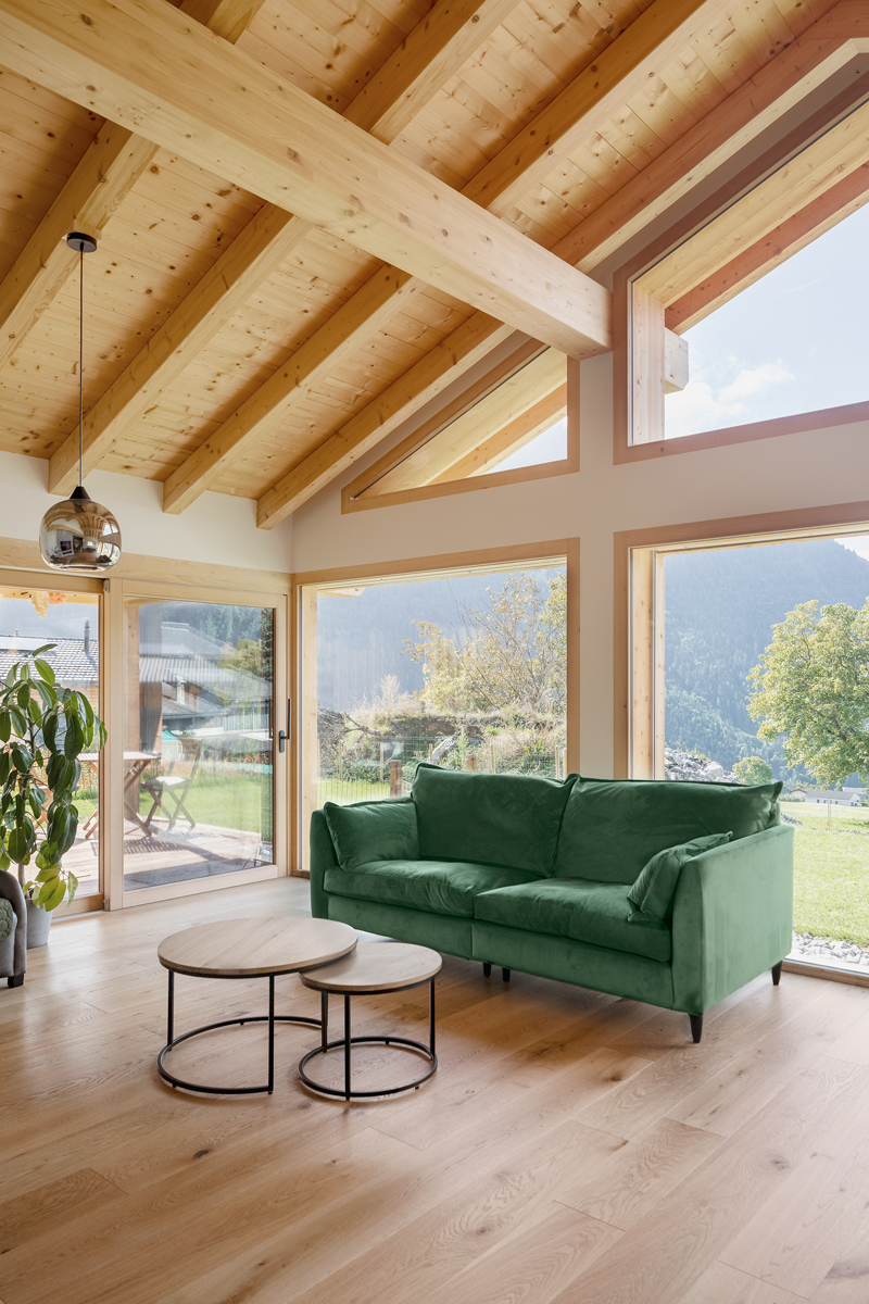 Salon lumineux de la villa à Vollèges avec vue sur la vallée