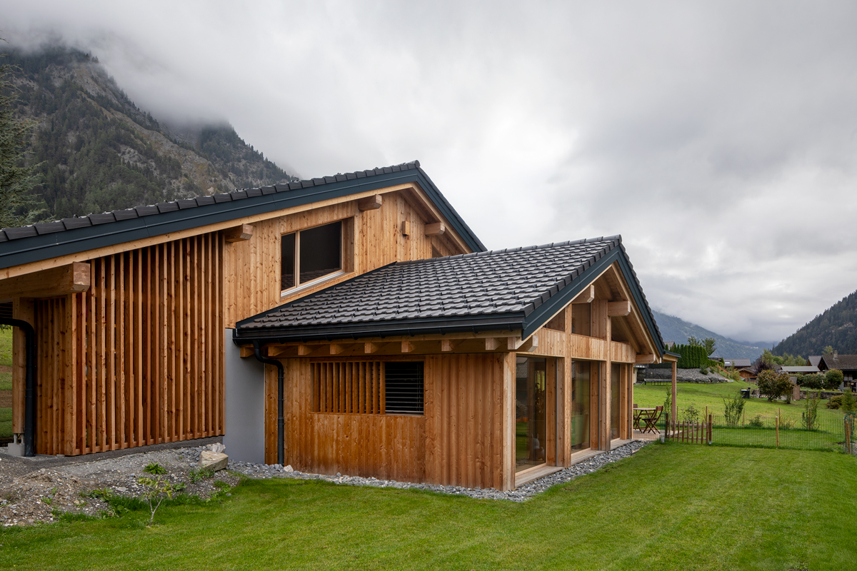 Façade en mélèze et crépis de la villa à Vollèges