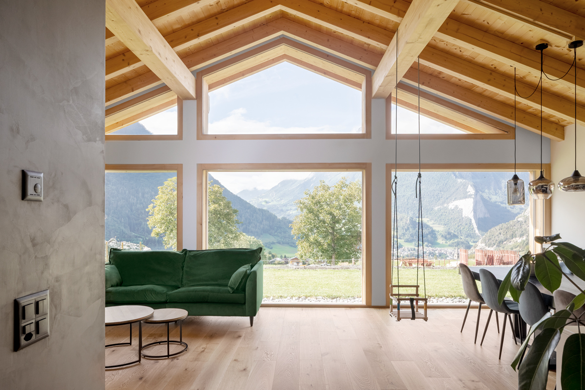 salon lumineux de la villa à Vollèges avec vue sur la vallée