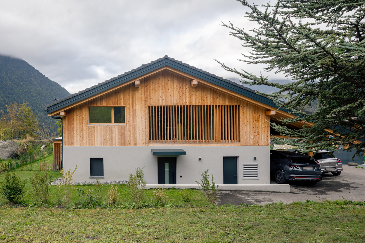 façades en bois et crépis de la villa à Vollèges