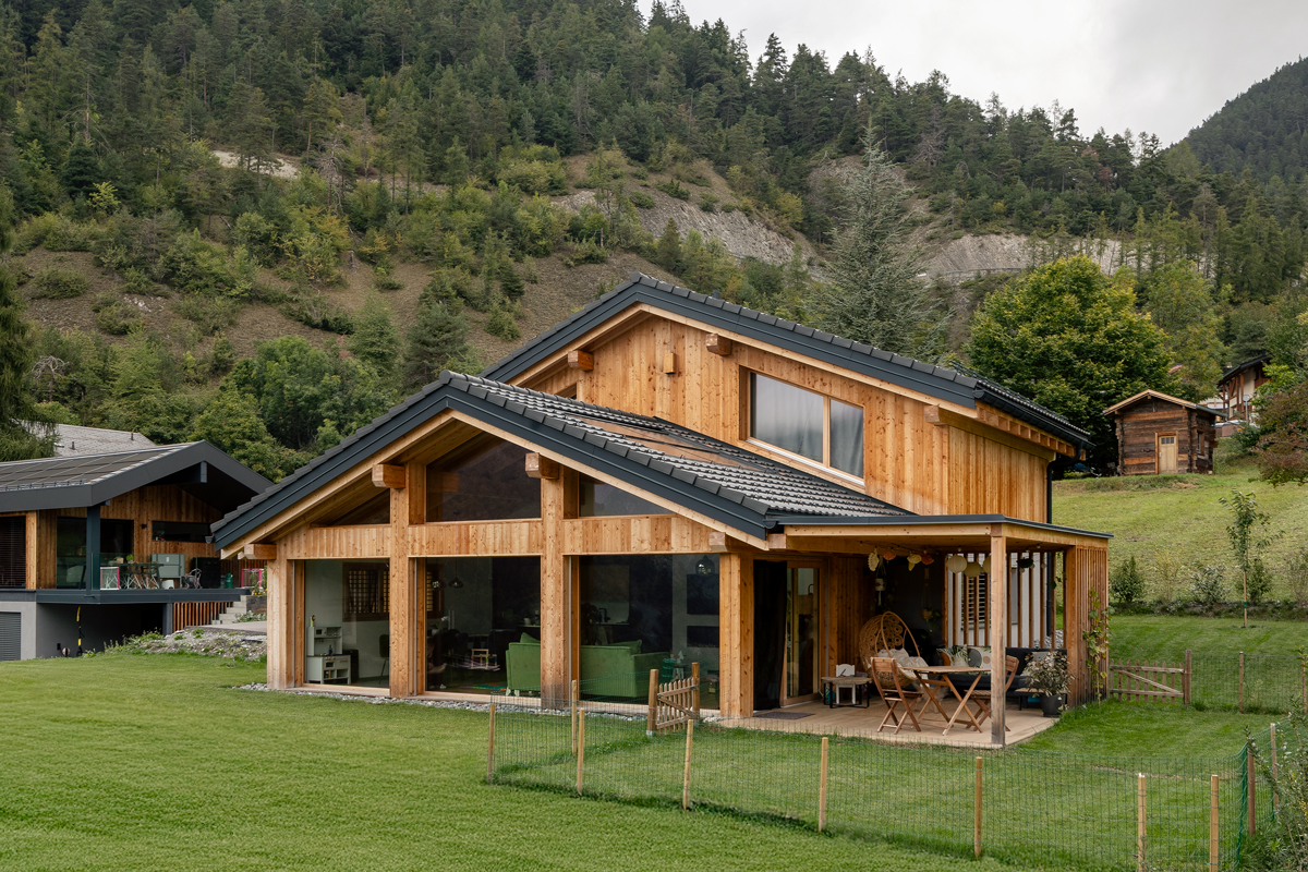 Grandes baies vitrées de la villa à Vollèges